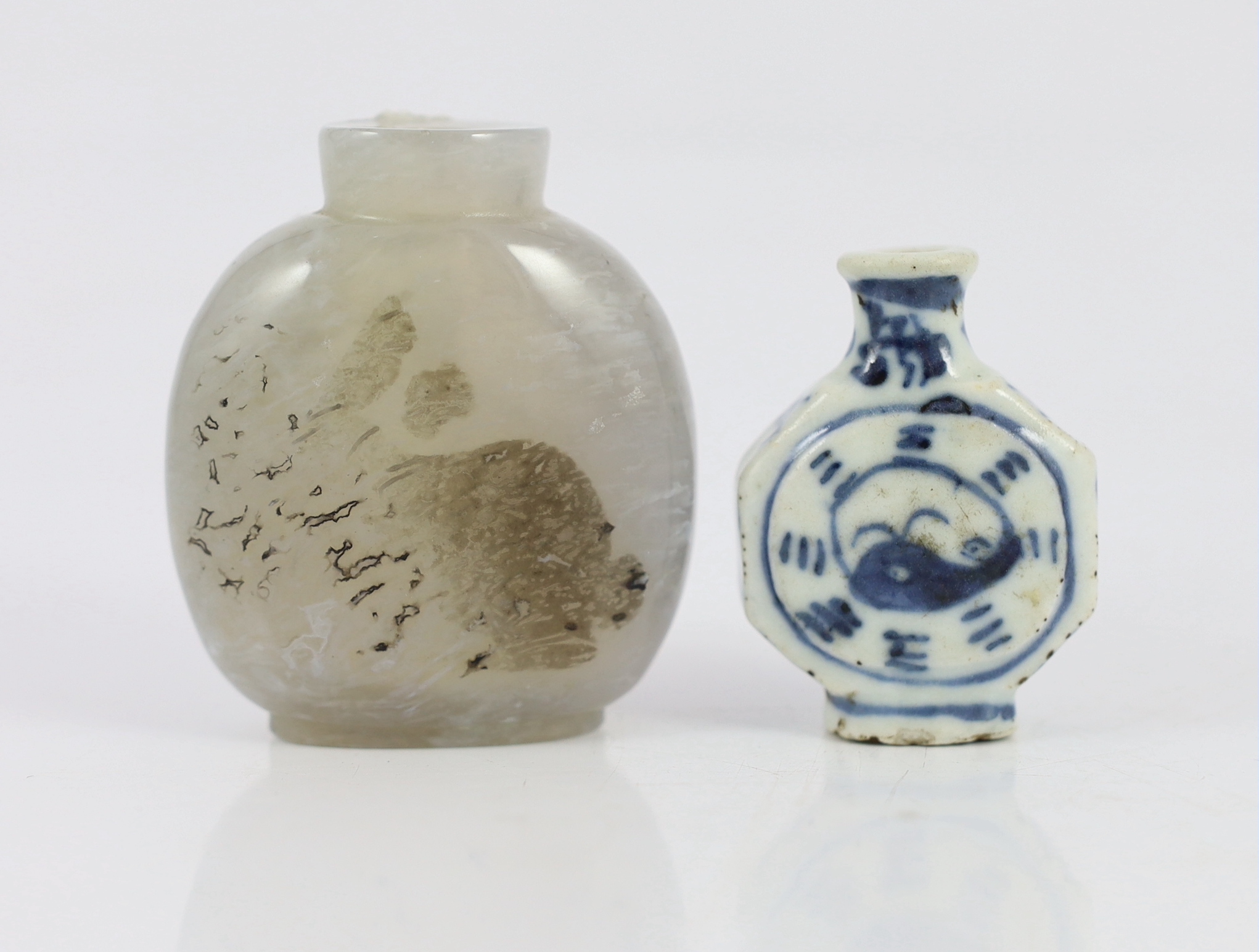 A Chinese agate snuff bottle, 6.6cm and a blue and white eight trigrams snuff bottle, 19th/20th century